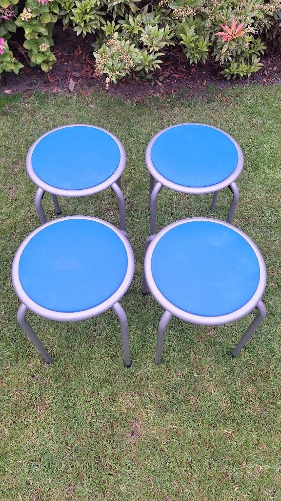 Set van 4 blauwe krukjes - stapelbaar, aluminium, Huis en Inrichting, Krukjes, Gebruikt, Overige materialen, Ophalen