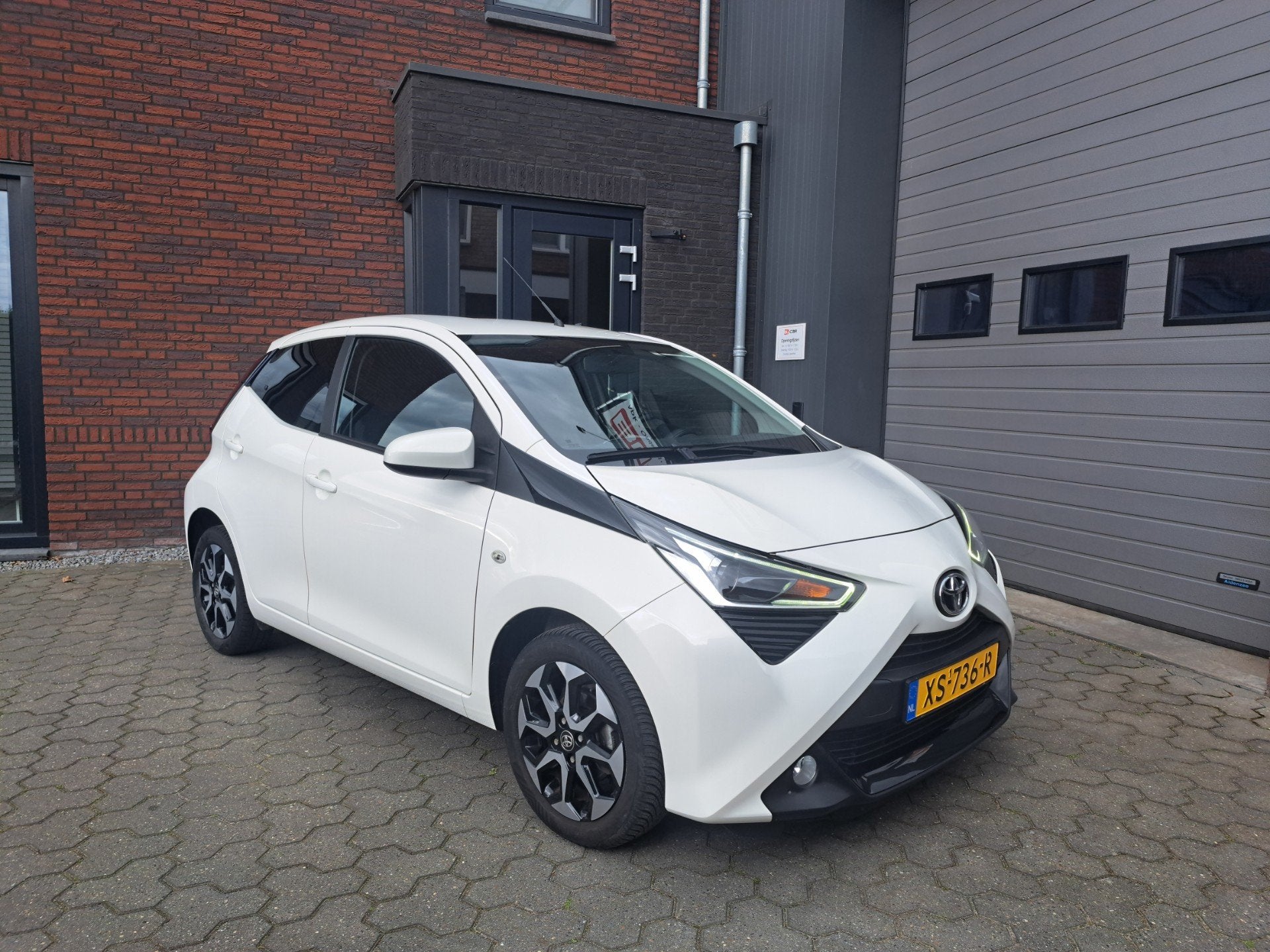 Toyota Aygo 1.0 VVT-i x-joy AUTOMAAT, Stof, Gebruikt, 4 stoelen, Wit