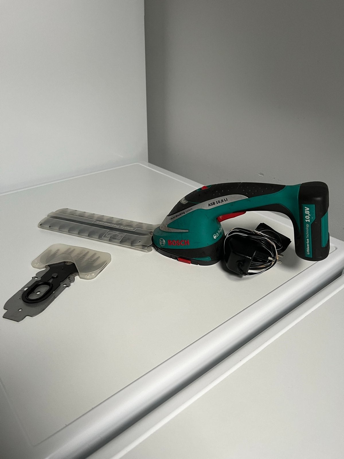Bosch ASB 10,8 LI Accu Graskantenschaar/Heggenschaar, Tuin en Terras, Ophalen of Verzenden, Gebruikt, Accu