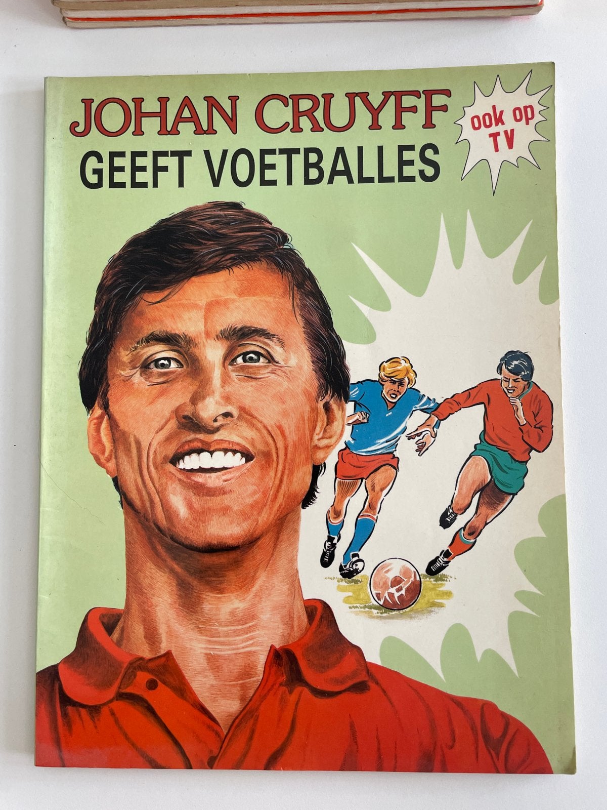 Johan Cruyff Geeft Voetballes - Vintage Boek, Ophalen of Verzenden, Gelezen, Balsport