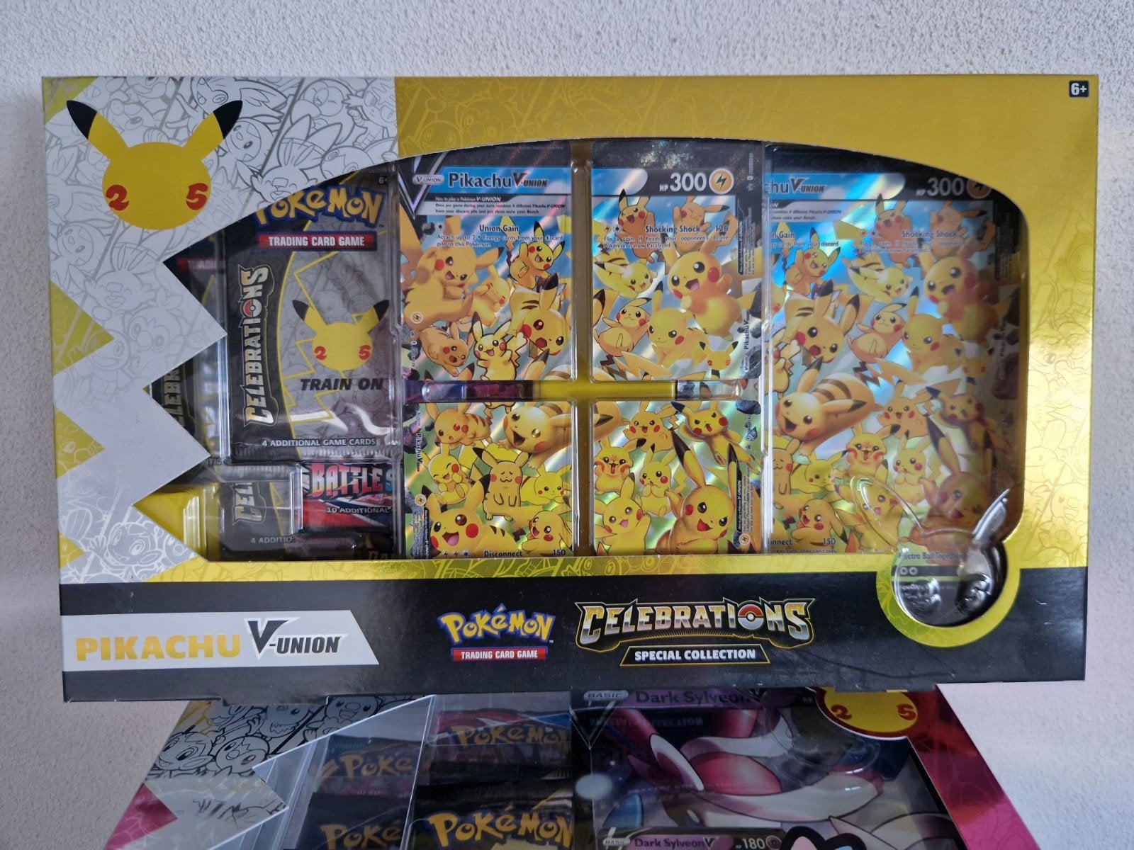 Pikachu V union Celebrations box, Ophalen of Verzenden, Nieuw, Meerdere kaarten, Foil