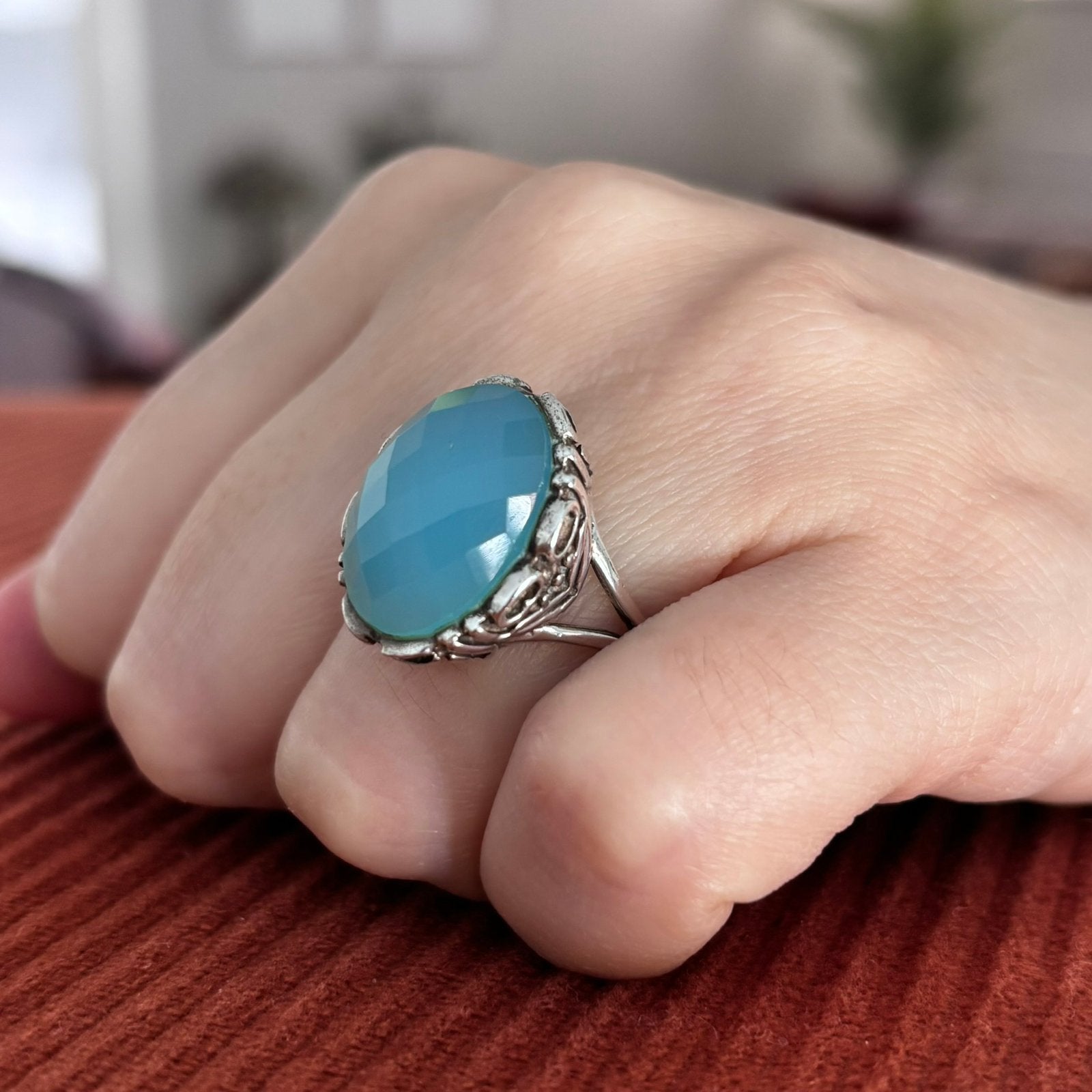 925 zilveren ring met facetgeslepen blauwe chalcedoon, Ophalen of Verzenden, Zo goed als nieuw, Zilver, Dame