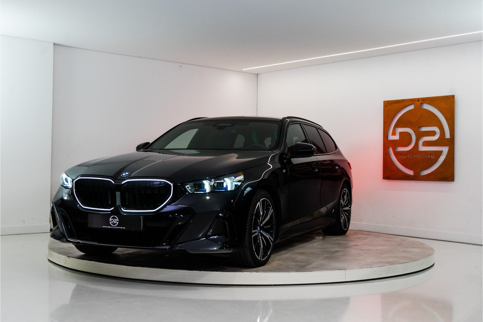 BMW 5 Serie Touring 530e High Executive M Sport 300PK | Pano, Auto's, BMW, Automaat, Achterwielaandrijving, 4 cilinders, Zwart