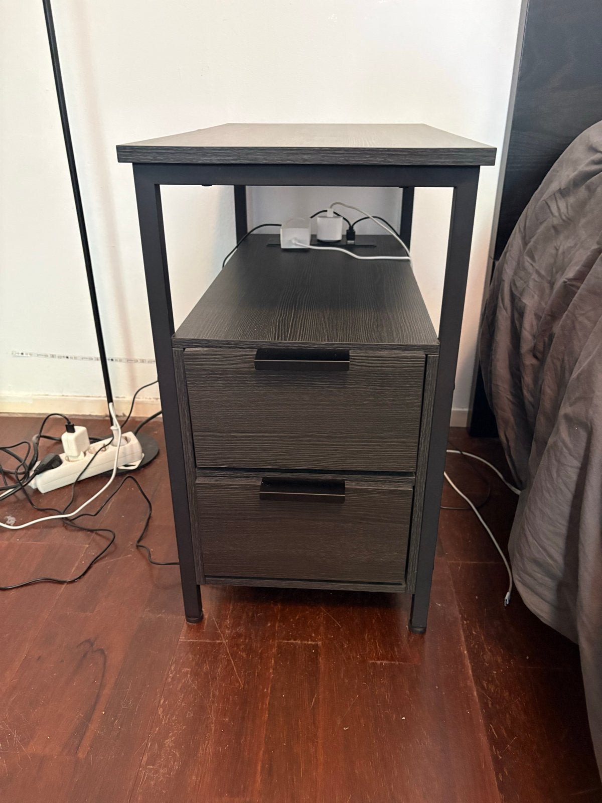Modern nachtkastje met 2 lades - Donker hout en metaal, Huis en Inrichting, Slaapkamer | Nachtkastjes, Ophalen, Minder dan 45 cm
