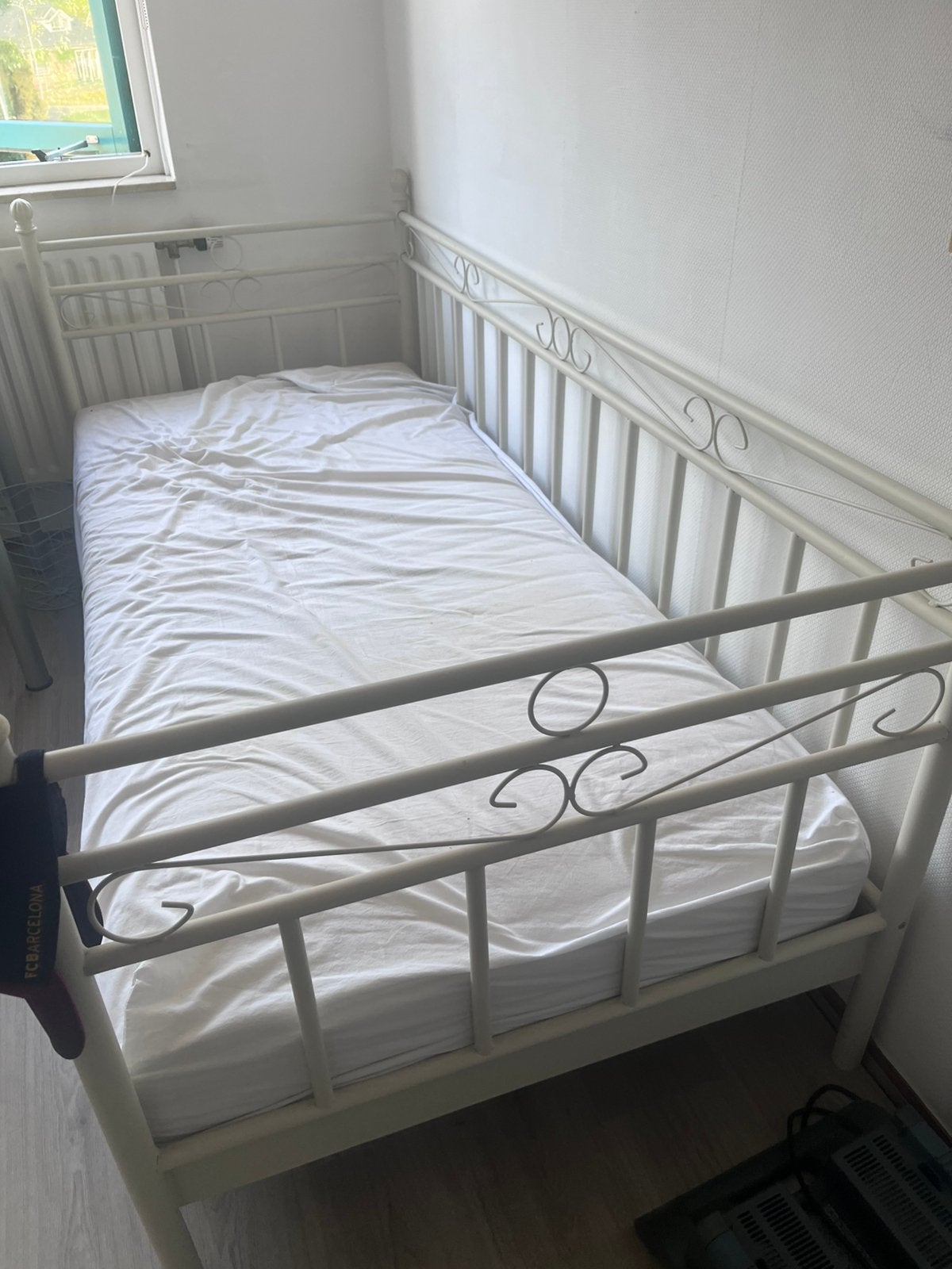 Gratis af te halen zwaar meiden bed incl matras, Ophalen, Zo goed als nieuw, Tweepersoons, Hout