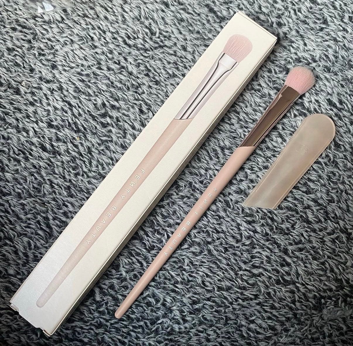 Fenty beauty plush eyeshadow brush 240, Ogen, Nieuw, Ophalen of Verzenden, Roze