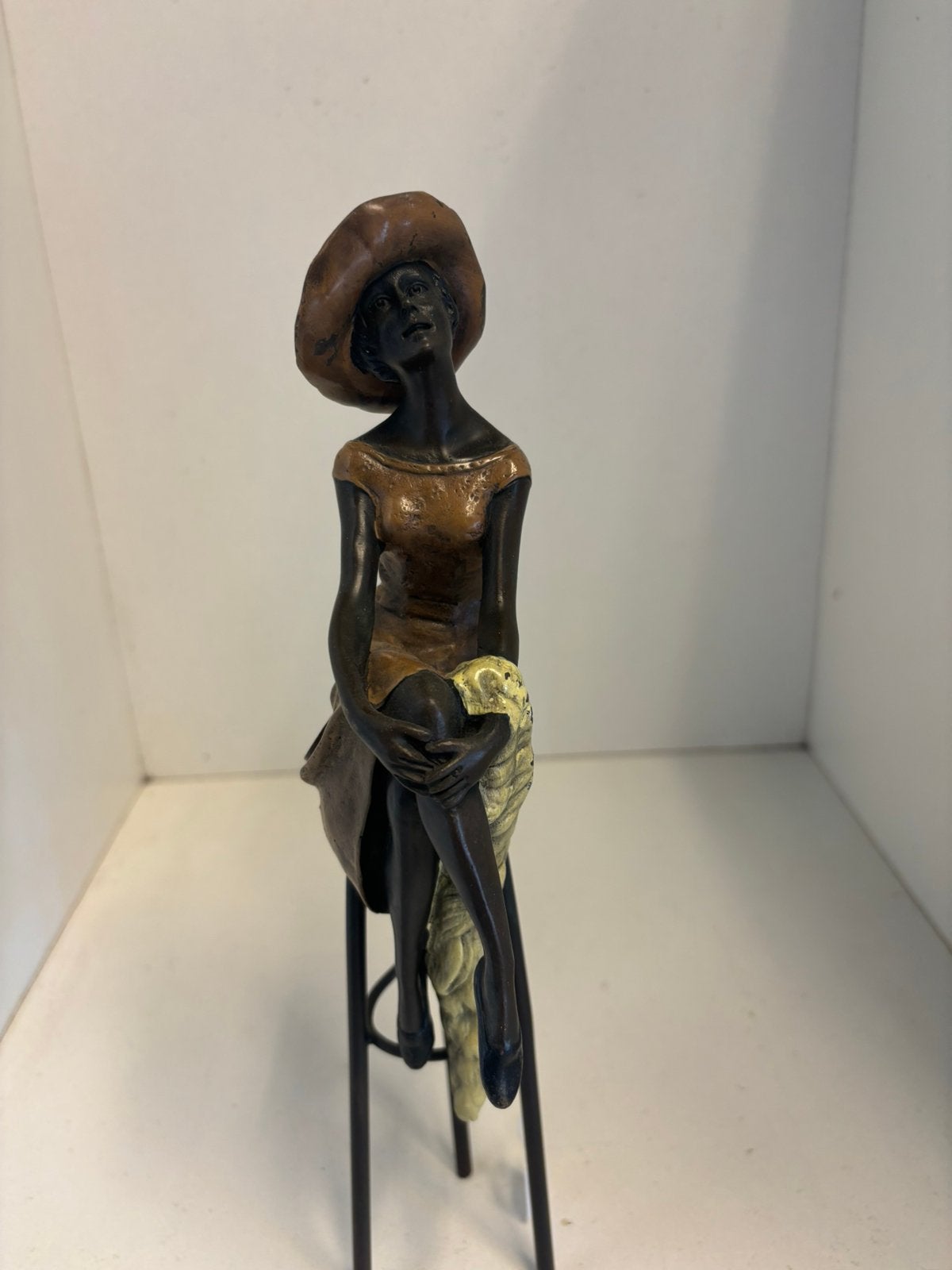 Brons beeldje vrouw op stoel met kleuren, Antiek en Kunst, Antiek | Koper en Brons, Ophalen of Verzenden, Brons