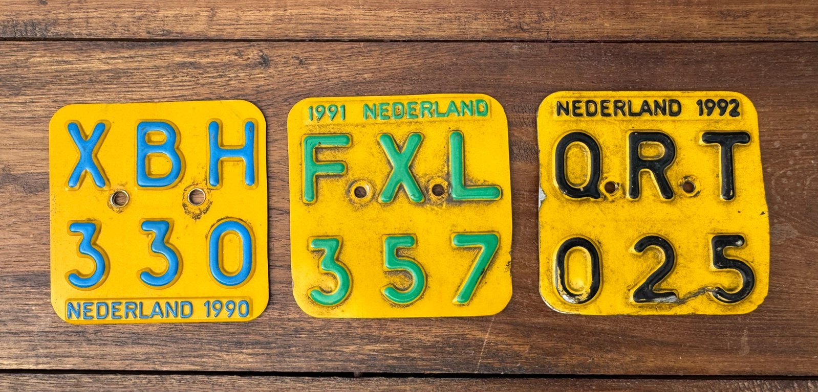 3 Bromfietsplaatjes Verzekeringsplaatjes 1990 1991 1992, Ophalen of Verzenden, Gebruikt