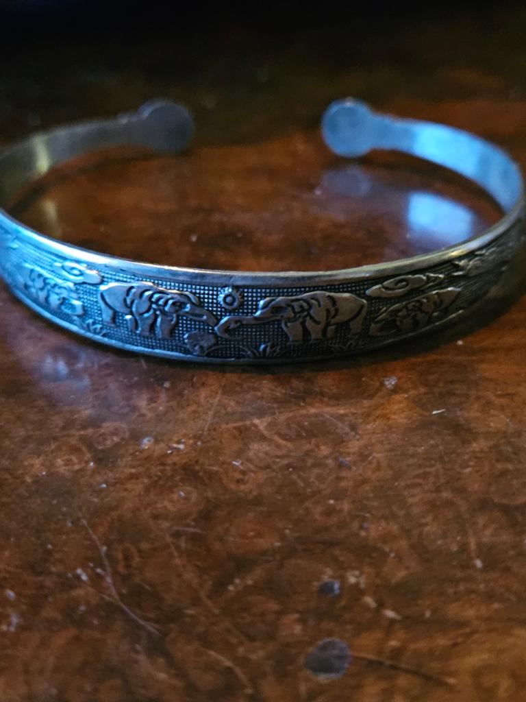 Zilverkleurig armbandje met olifanten details, Ophalen of Verzenden, Gebruikt, Zilver, Overige materialen