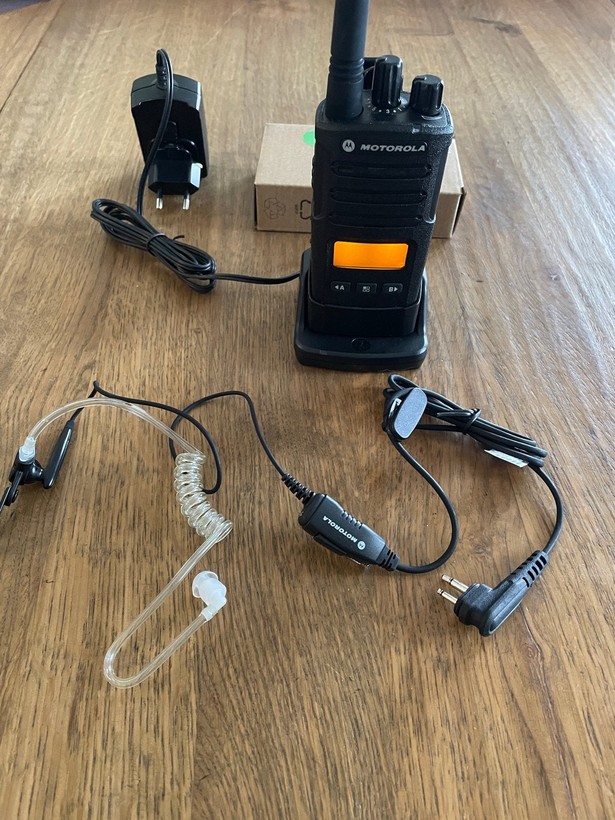 4x Motorola XT460 portofoons met laders en oortjes nieuw, Telecommunicatie, Nieuw, Ophalen of Verzenden, Portofoon of Walkie-talkie