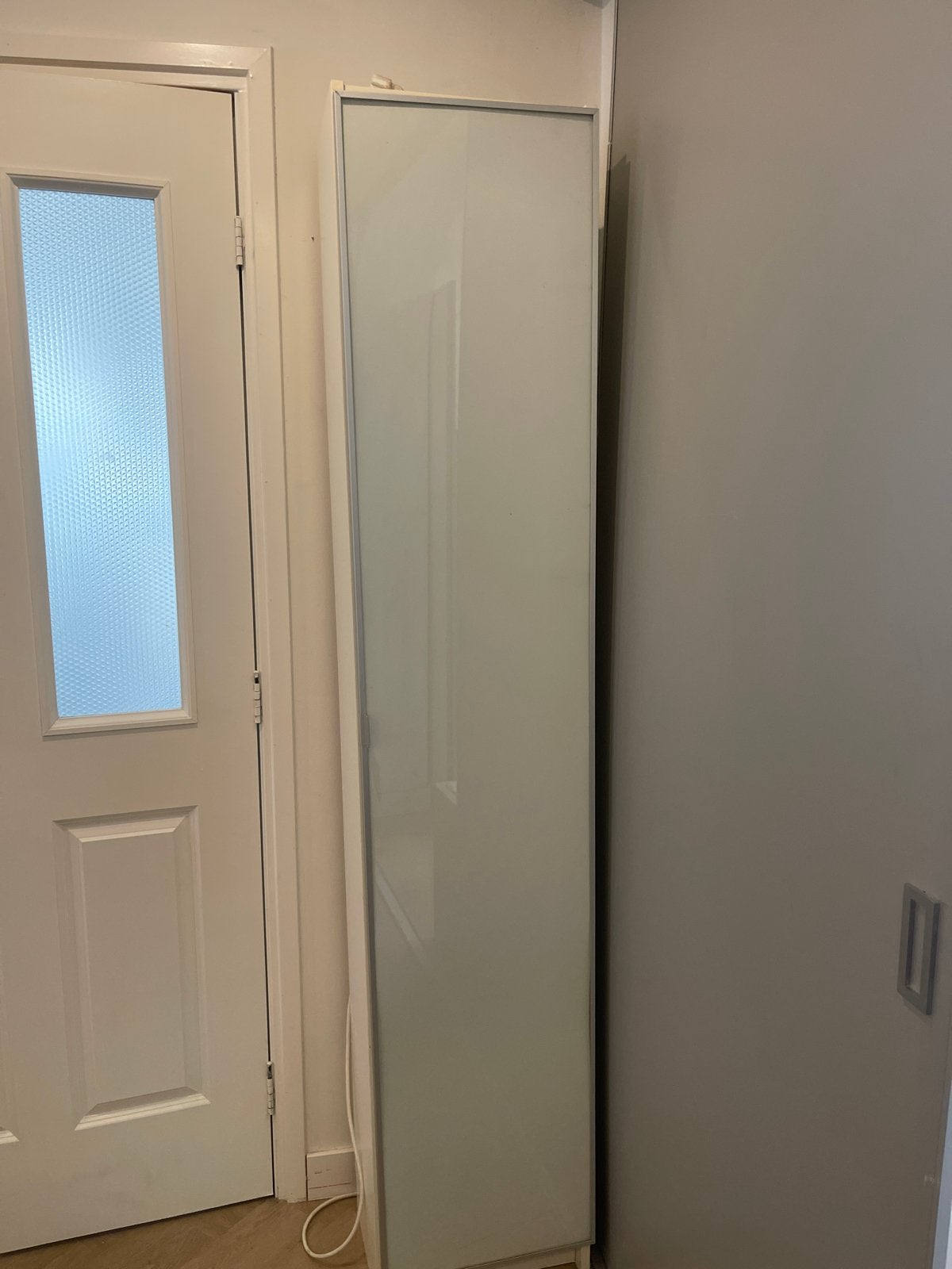 Badkamer kast met veel schappen glazen deur, Huis en Inrichting, Kasten | Boekenkasten, Minder dan 50 cm, Gebruikt, 200 cm of meer