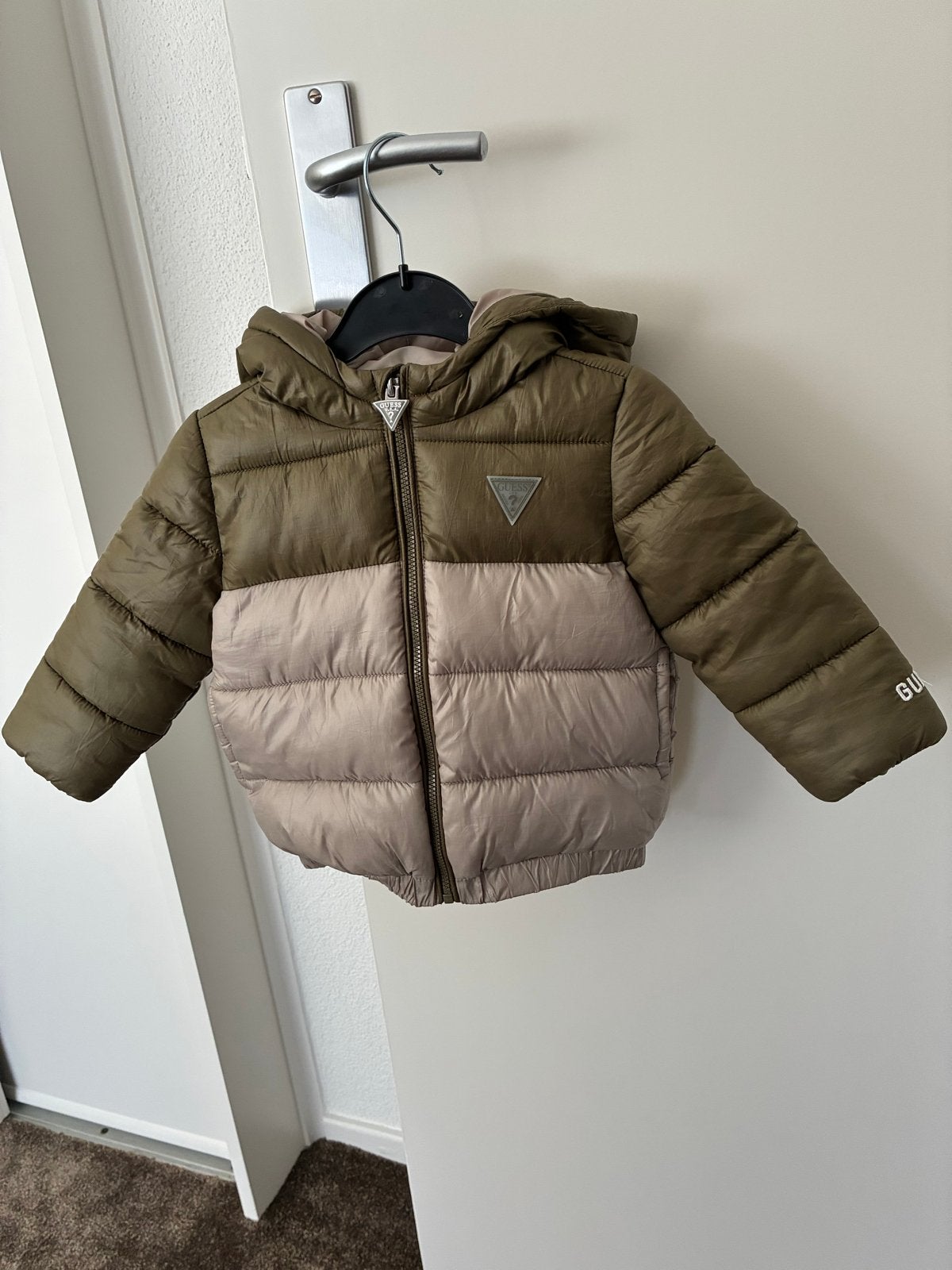 Guess baby winterjas 12M - Groen/Beige, Ophalen of Verzenden, Zo goed als nieuw, Meisje