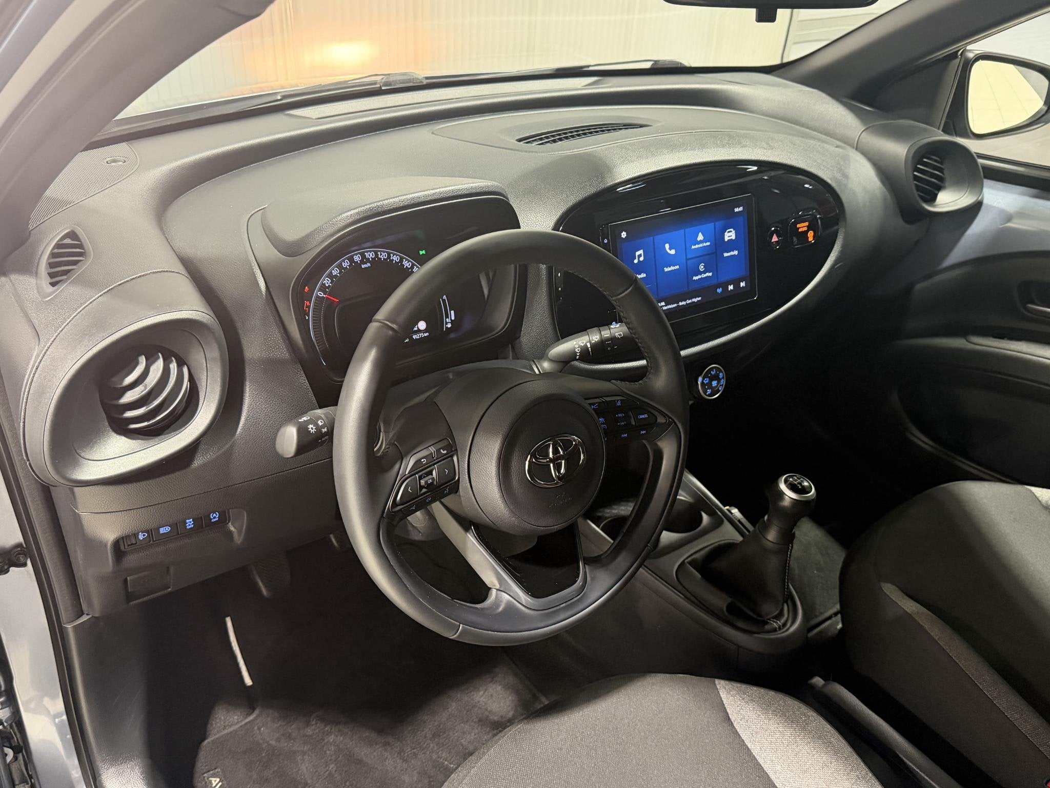 Toyota Aygo X 1.0 VVT-i MT Play BTW Auto, 1 Eigenaar Orginee, Auto's, Stof, Gebruikt, Euro 6, 920 kg