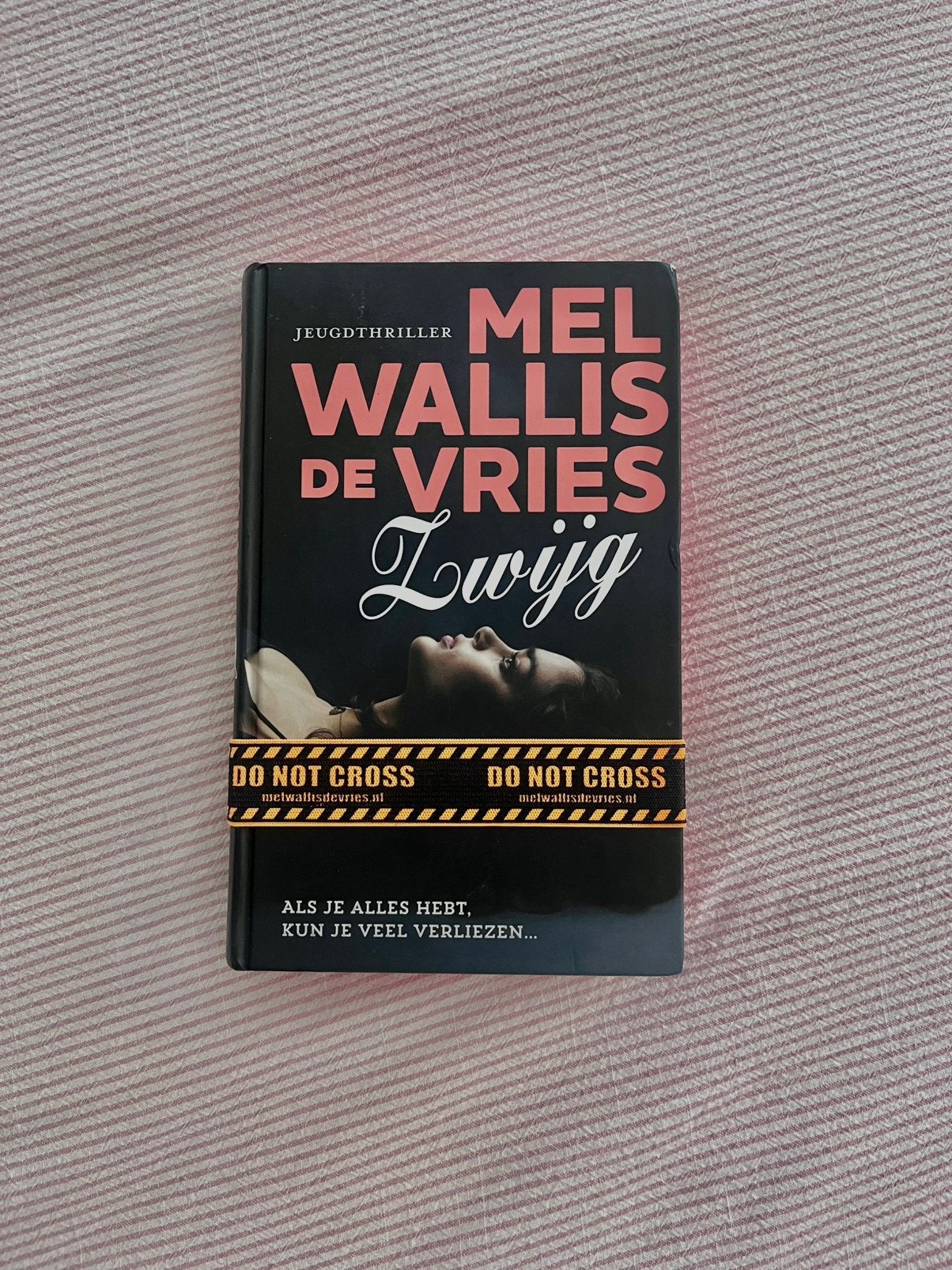 Mel Wallis de Vries - Zwijg, Ophalen of Verzenden, Zo goed als nieuw, Mel Wallis de Vries