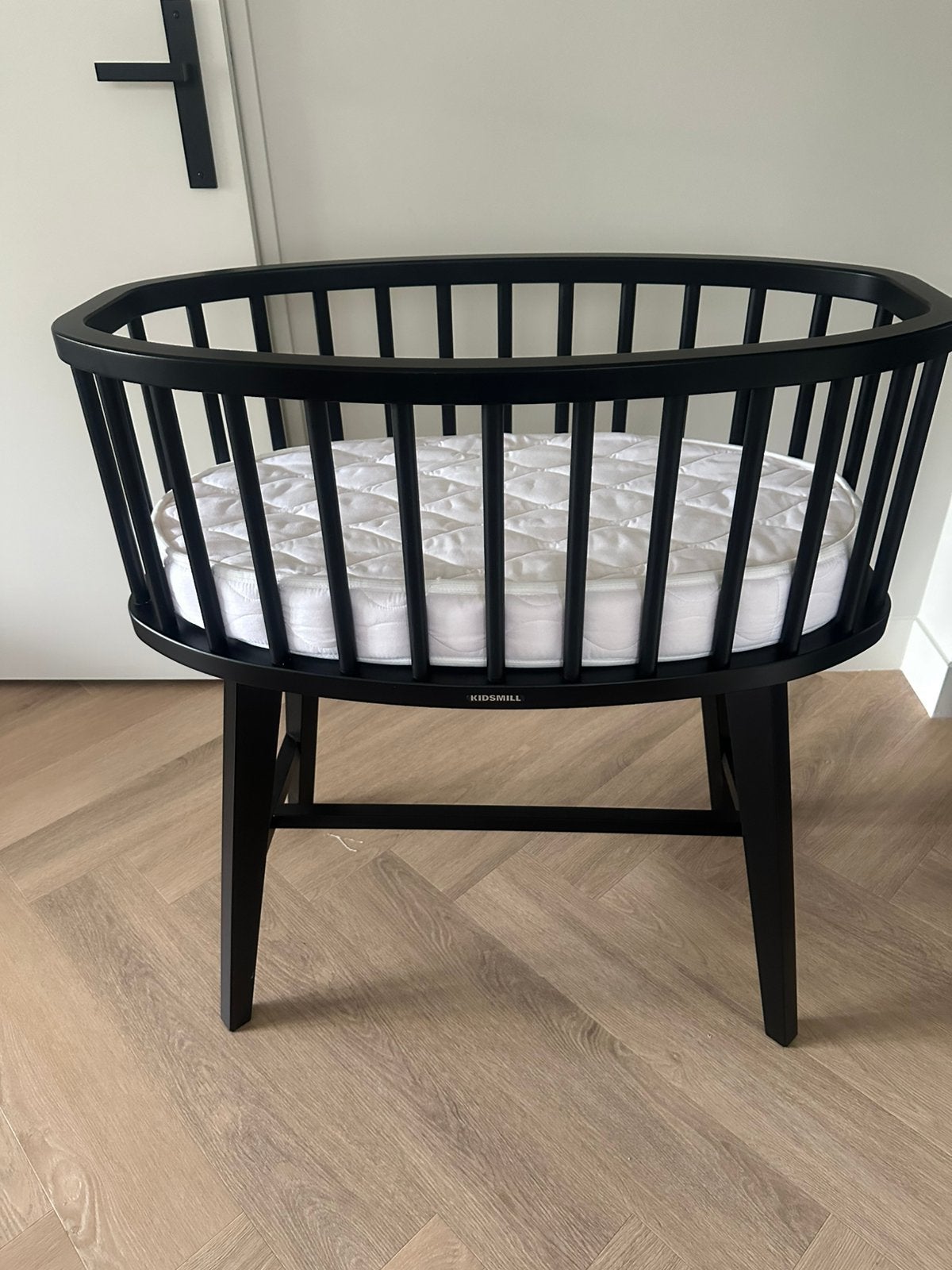 Kidsmill wieg ovaal zwart inclusief matras, Kinderen en Baby's, Babywiegjes en Ledikanten, Ophalen, Zo goed als nieuw, Wieg
