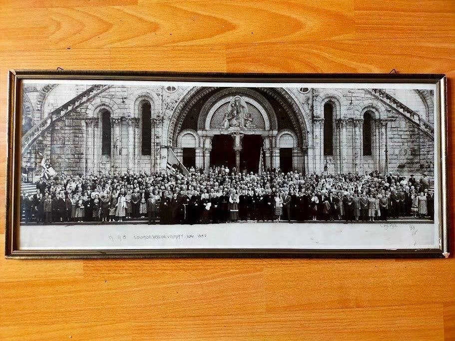 K.A.B. Lourdesbedevaart juni 1957 - Panoramafoto 25 x 60 cm, Gebruikt, Foto, Ophalen of Verzenden, 1940 tot 1960