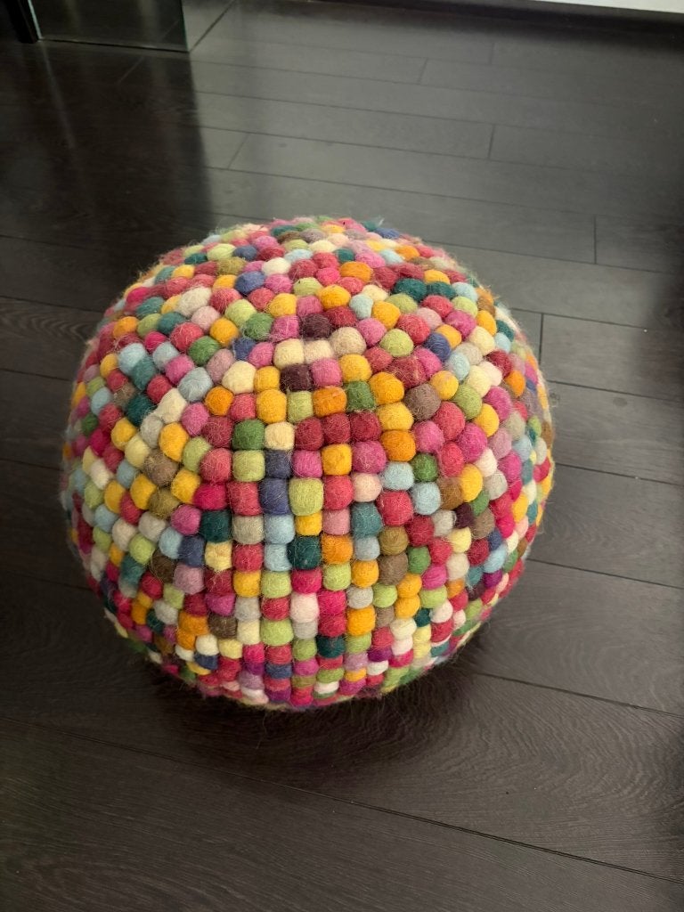 Handgemaakte vilten poef / decoratieve wolvilt bal XL, Huis en Inrichting, Ophalen of Verzenden, Zo goed als nieuw, 50 tot 75 cm