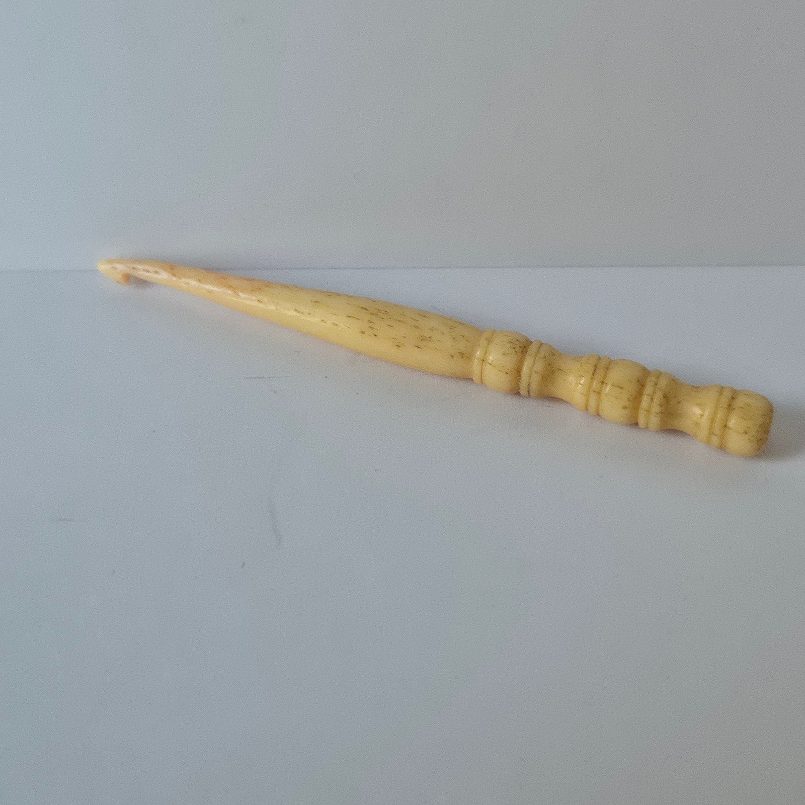 Vintage haaknaald van bee, Ophalen of Verzenden, Gebruikt, Haken, Naald