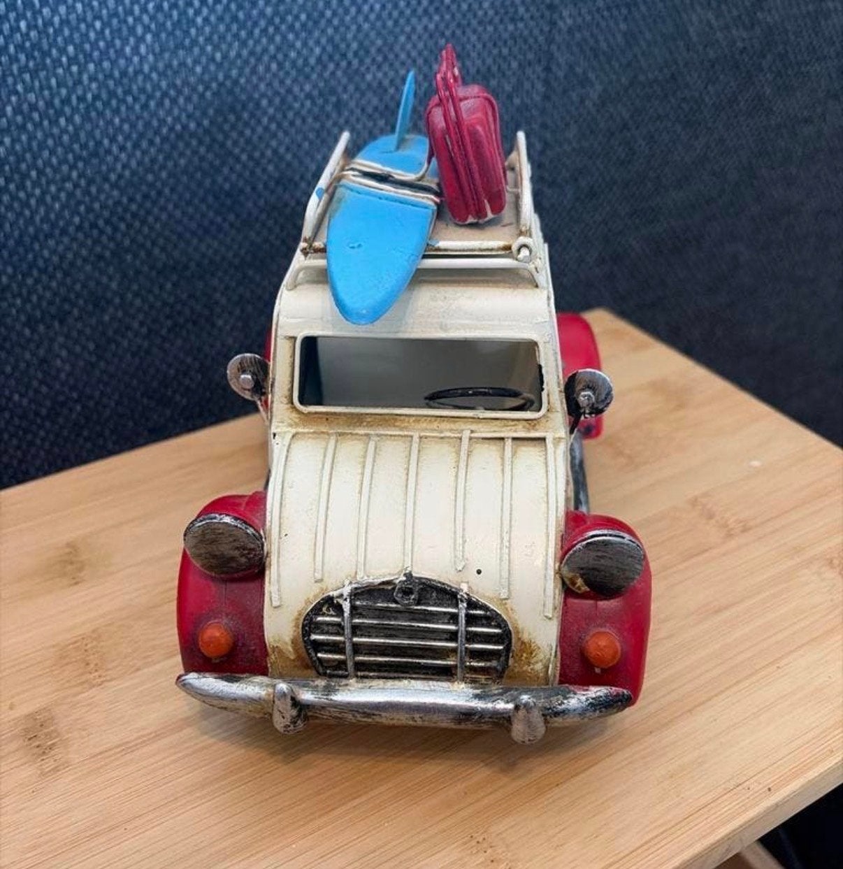 Vintage metal spaarpot auto met surfplank en koffer, Ophalen of Verzenden, Gebruikt