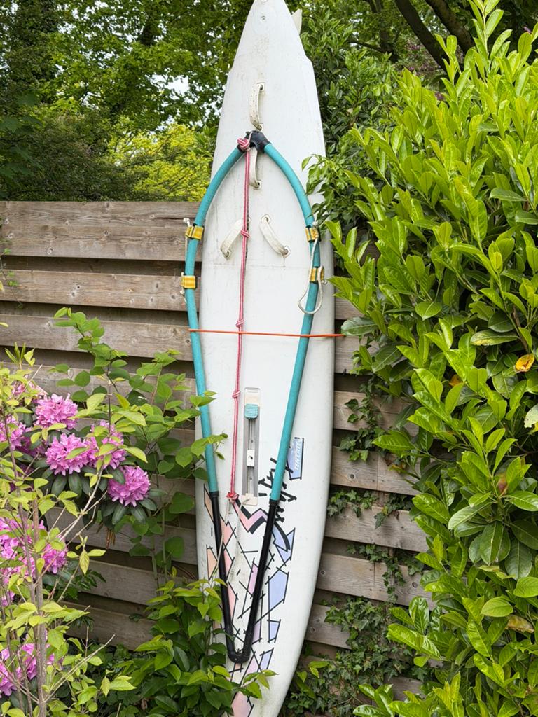 Complete windsurfset met 2 zeilen, Watersport en Boten, Windsurfen, Met zeil(en), 250 tot 300 cm, Gebruikt, 5 tot 6.5 m²
