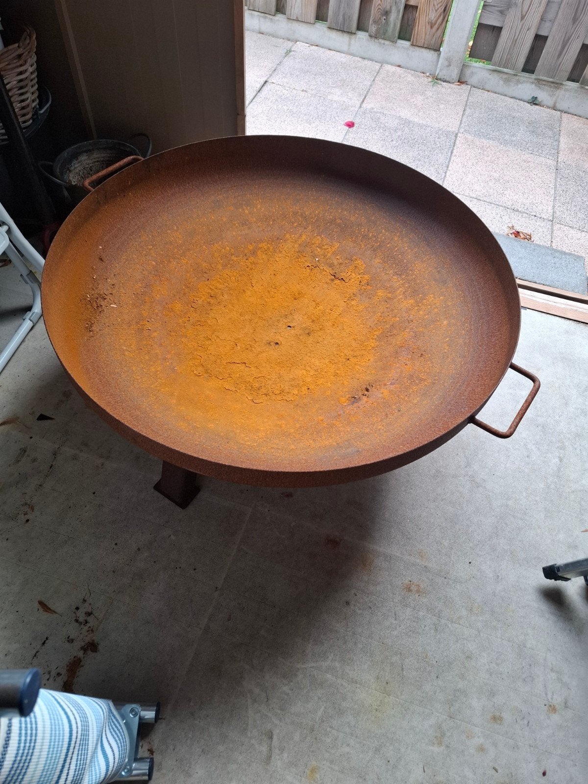Grote roestige vuurschaal / vuurkorf met standaard, Ophalen, Gebruikt, Vuurkorf