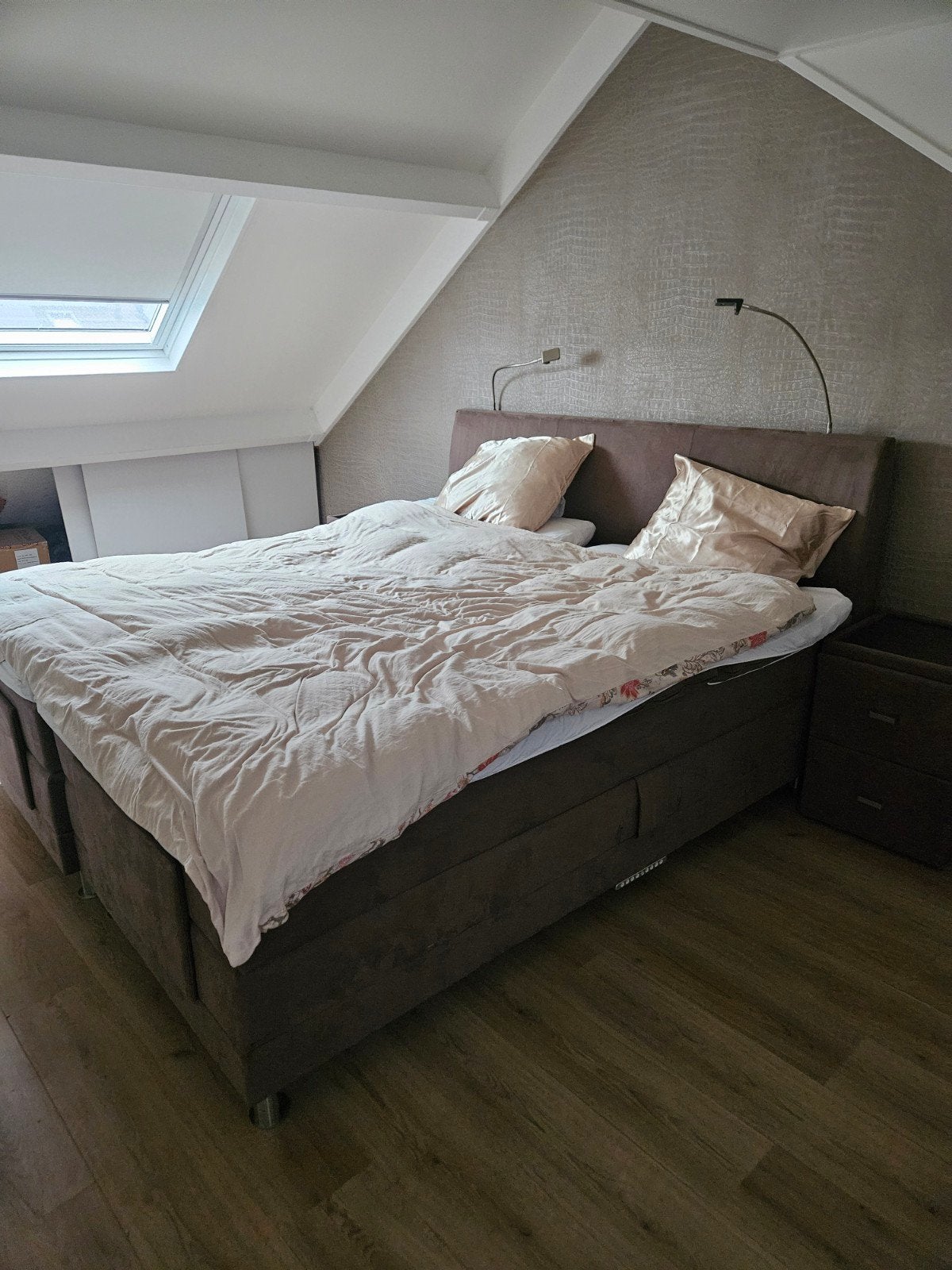 Elektrische boxspring 200x210 met nachtkastje, dubbele split, Ophalen, Bruin, 210 cm, Tweepersoons