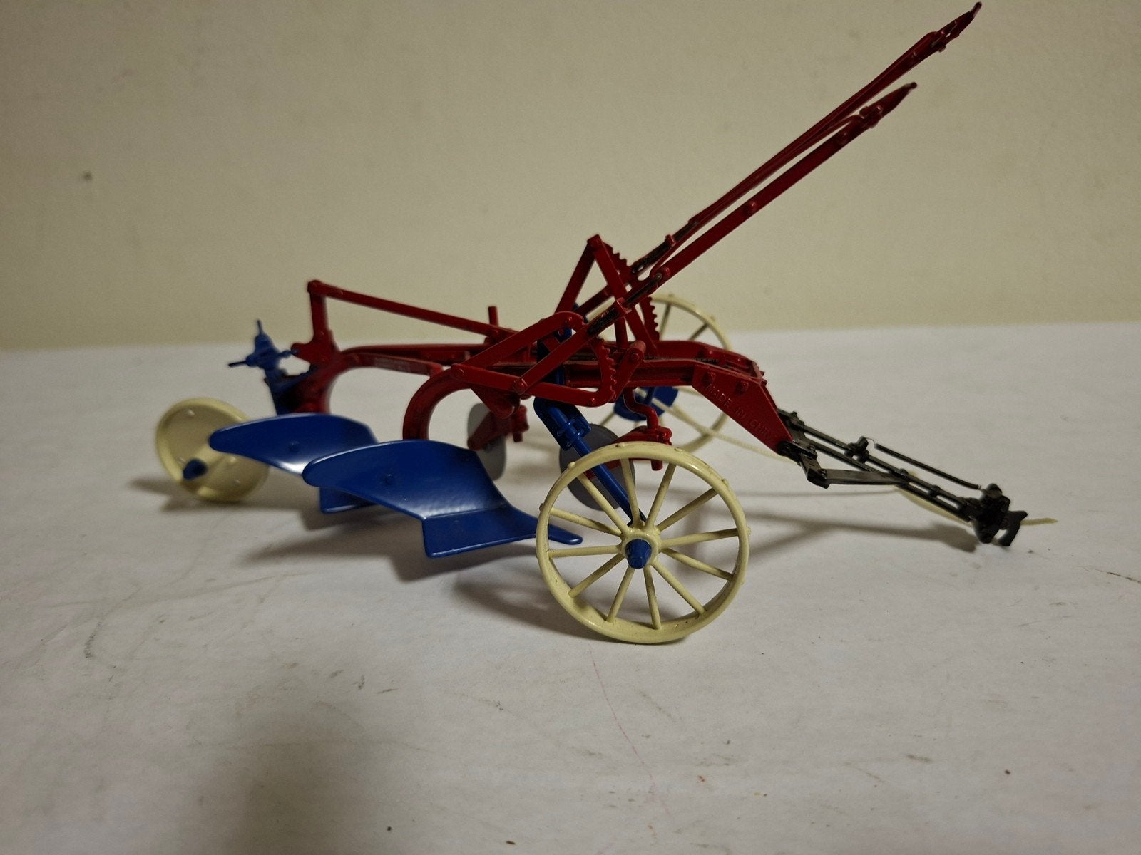 Mc Cormick 2 scharige ploeg.  Ertl precisie serie nr 2., Ophalen of Verzenden, Nieuw, Groter dan 1:32, Overige merken