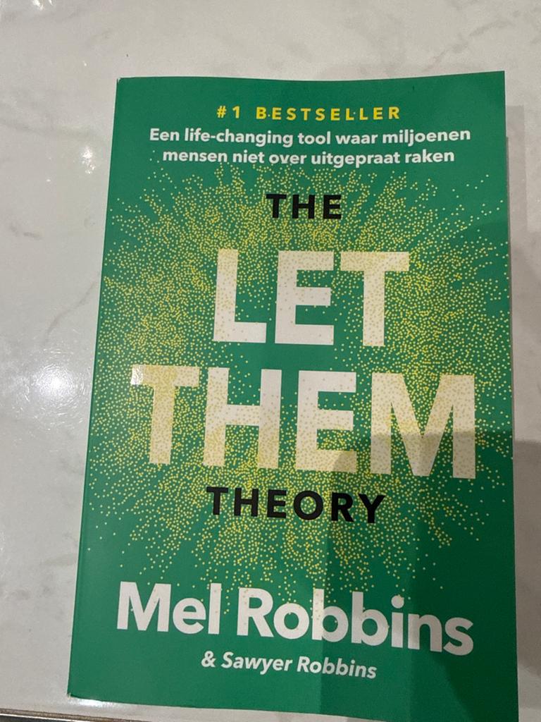 The Let Them Theory - Mel Robbins (Paperback), Ophalen of Verzenden, Nieuw, Nederland