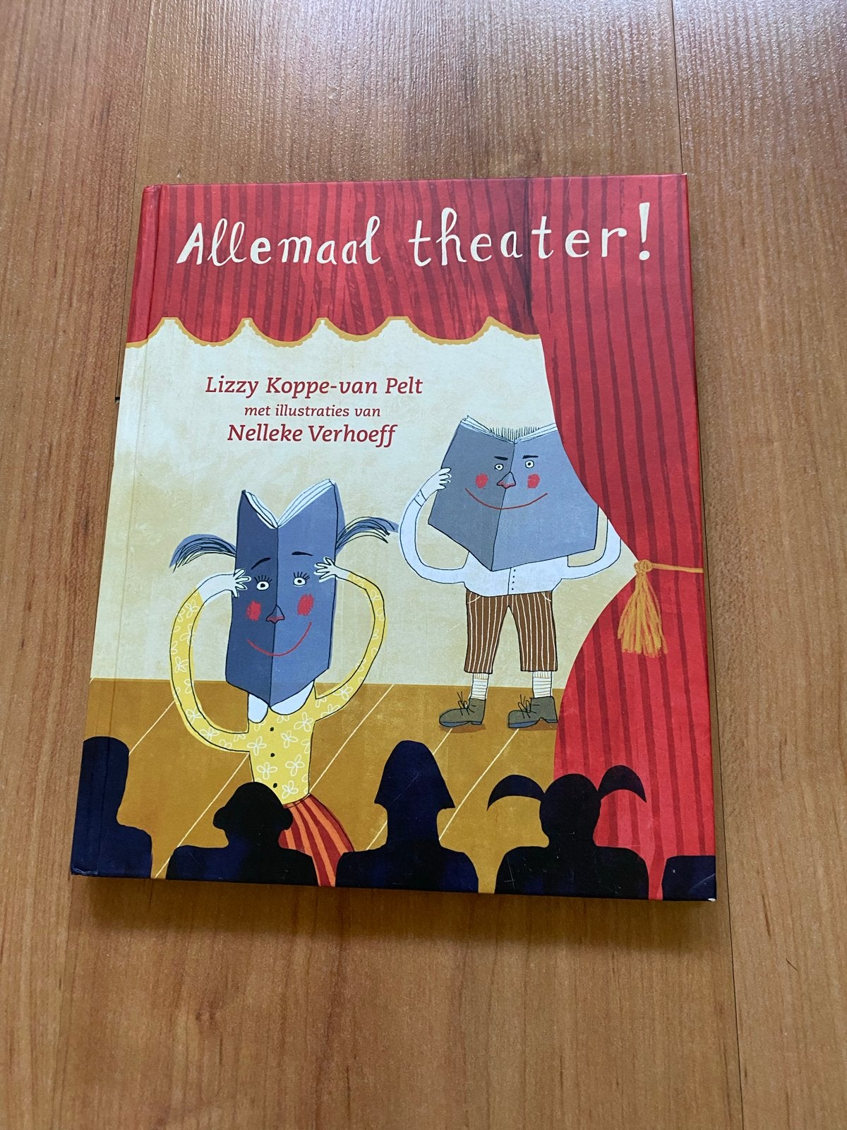 Allemaal theater! - Lizzy Koppe-van Pelt (Kinderboek), Ophalen of Verzenden, Zo goed als nieuw, Fictie algemeen