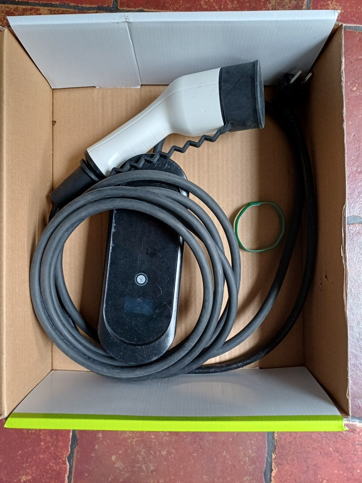 Mode 2 EV Oplader 230V AC  16A (Max), Ophalen of Verzenden, Zo goed als nieuw, Laadkabel