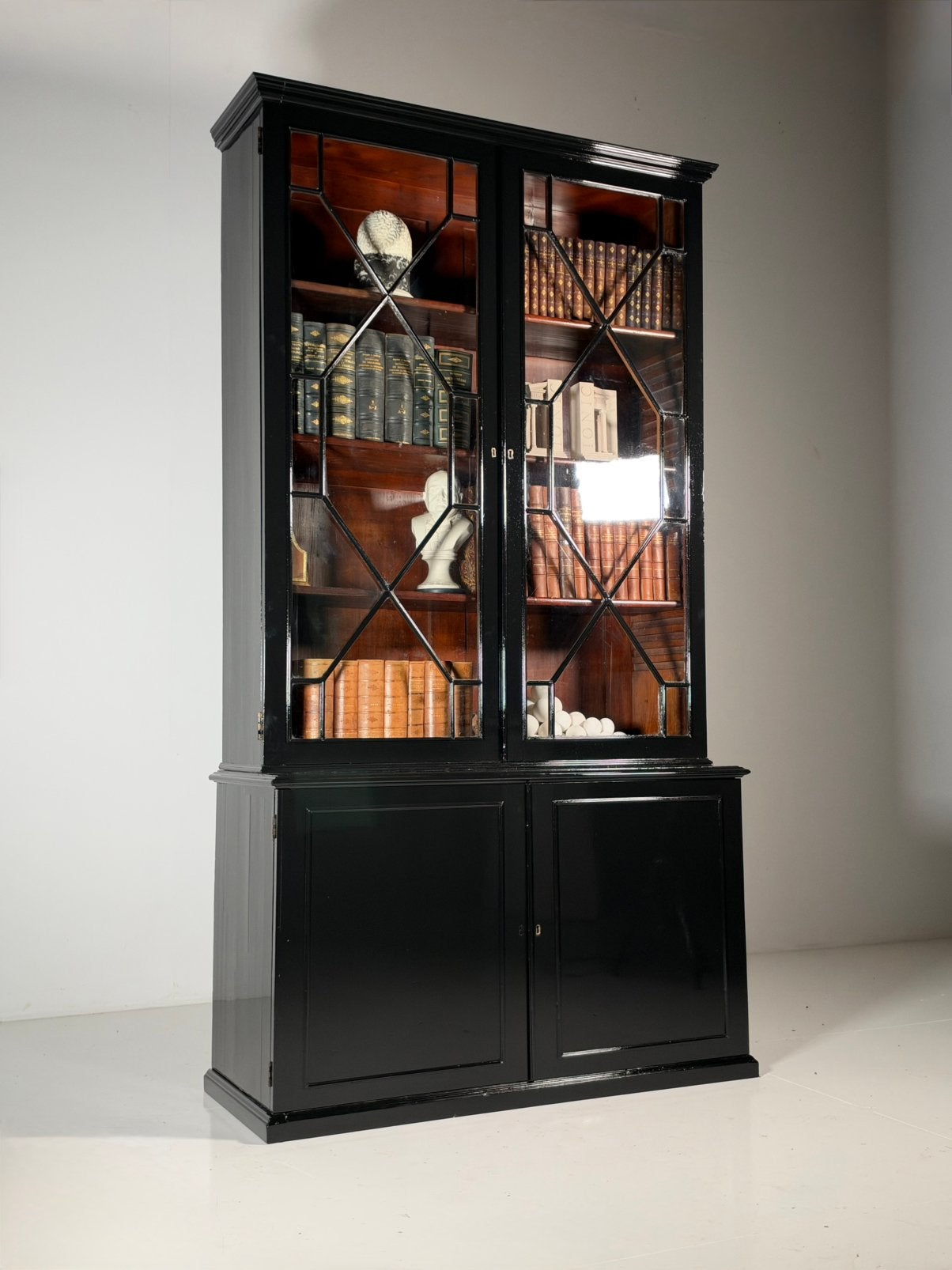 Engelse boekenkast ca. 1880 antiek zwart, Antiek en Kunst, Ophalen of Verzenden