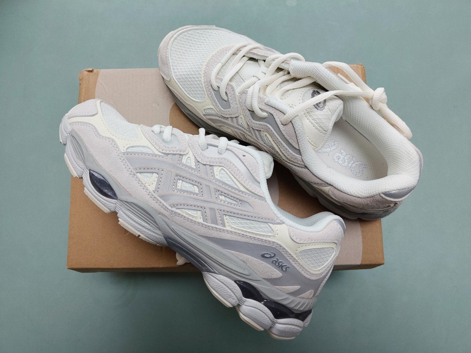 Asics GEL-NYC maat 39,5 (Asics maat 42), Nieuw, Ophalen of Verzenden, Sneakers of Gympen, Grijs