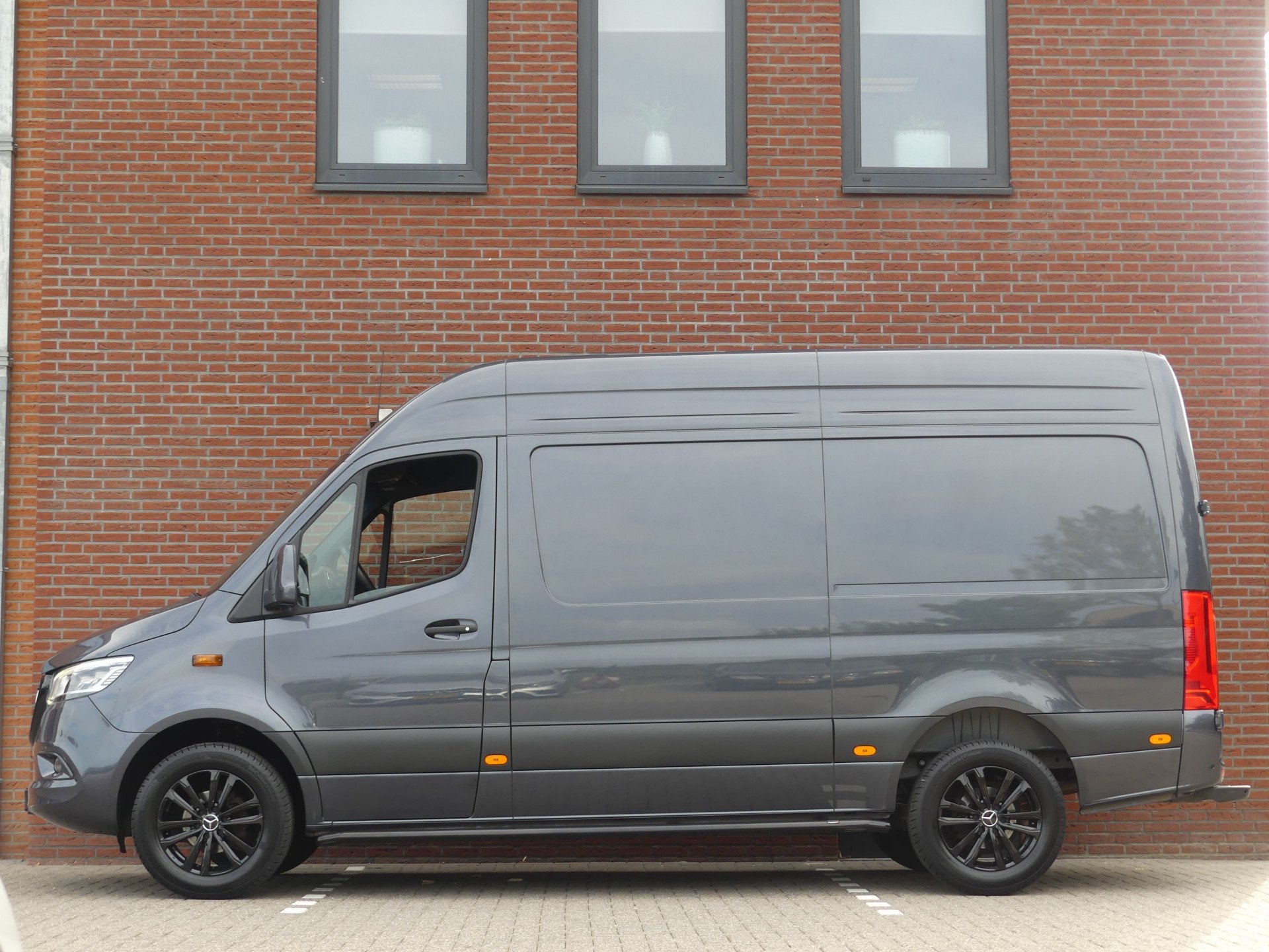 Mercedes-Benz Sprinter 317 CDI L2H2 LED/Camera/PDC/Geveerde, Automaat, Dealer onderhouden, Achterwielaandrijving, Gebruikt