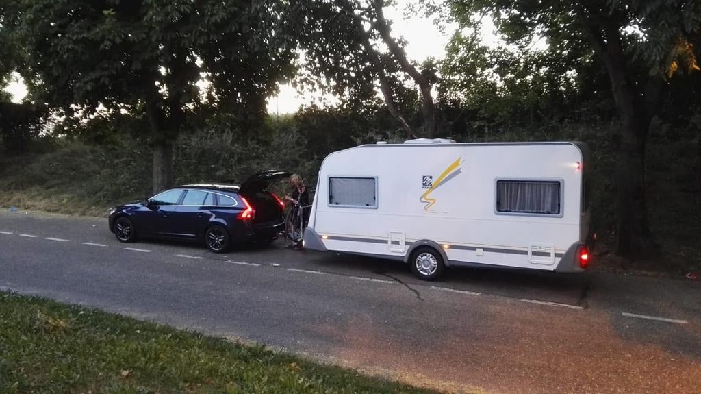 knaus Sudwind 450 TU  2000 in zeer mooi, perfect onderhouden, Schokbreker, Rondzit, Dwarsbed, 750 - 1000 kg