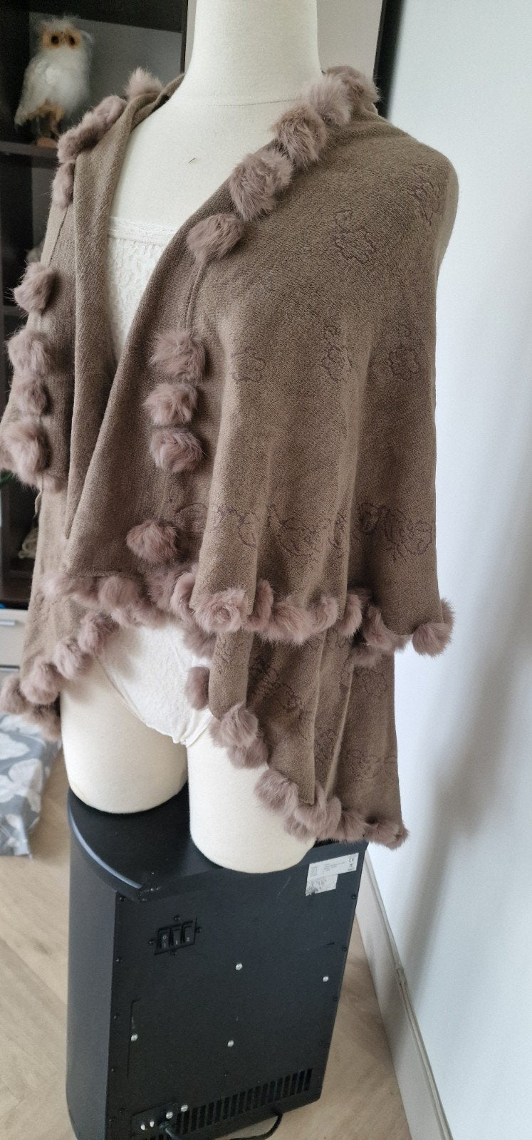 Stijlvolle Poncho Cape met konijnen Pompons, Ophalen of Verzenden, Zo goed als nieuw, Maat 38/40 (M), Bruin