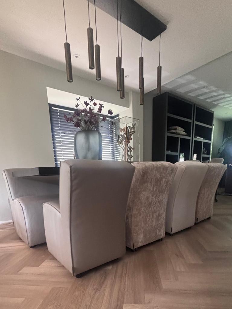 Keijser & co eetkamerset 2 bankjes en 4 stoelen, Huis en Inrichting, Stoelen, Gebruikt, Wit, Ophalen of Verzenden, Hotel chique