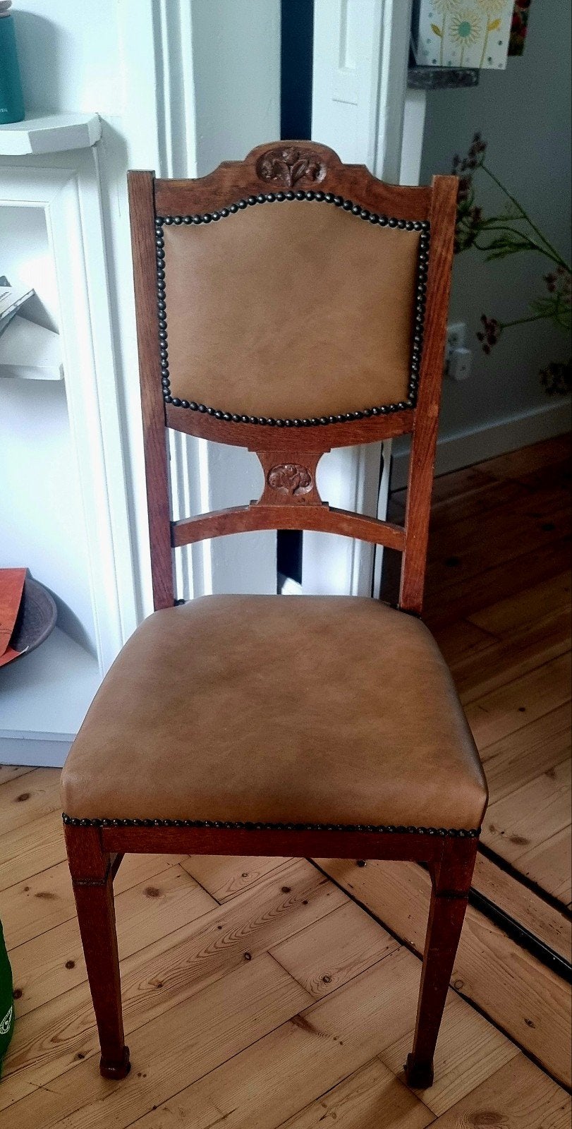 Houten stoel met leren bekleding en nagels, Ophalen