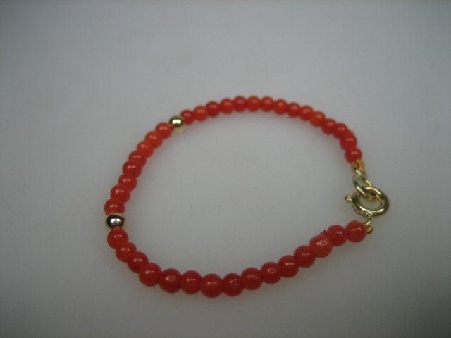 Antieke bloedkoralen baby armbandje met 14 karaat Veerring, Sieraden, Tassen en Uiterlijk, Kindersieraden, Verzenden, Nieuw, Goud