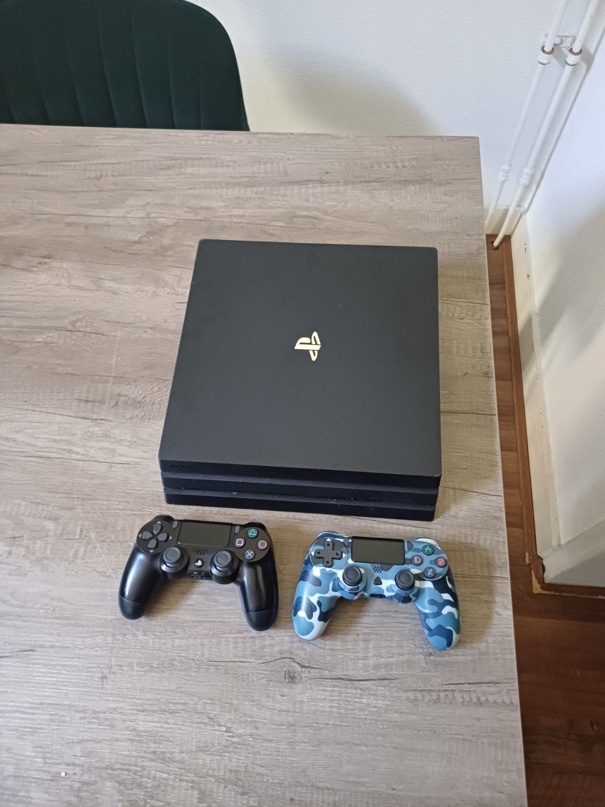(Playstation 4) 1TB, Spelcomputers en Games, Ophalen, Gebruikt, Met 2 controllers, 1 TB