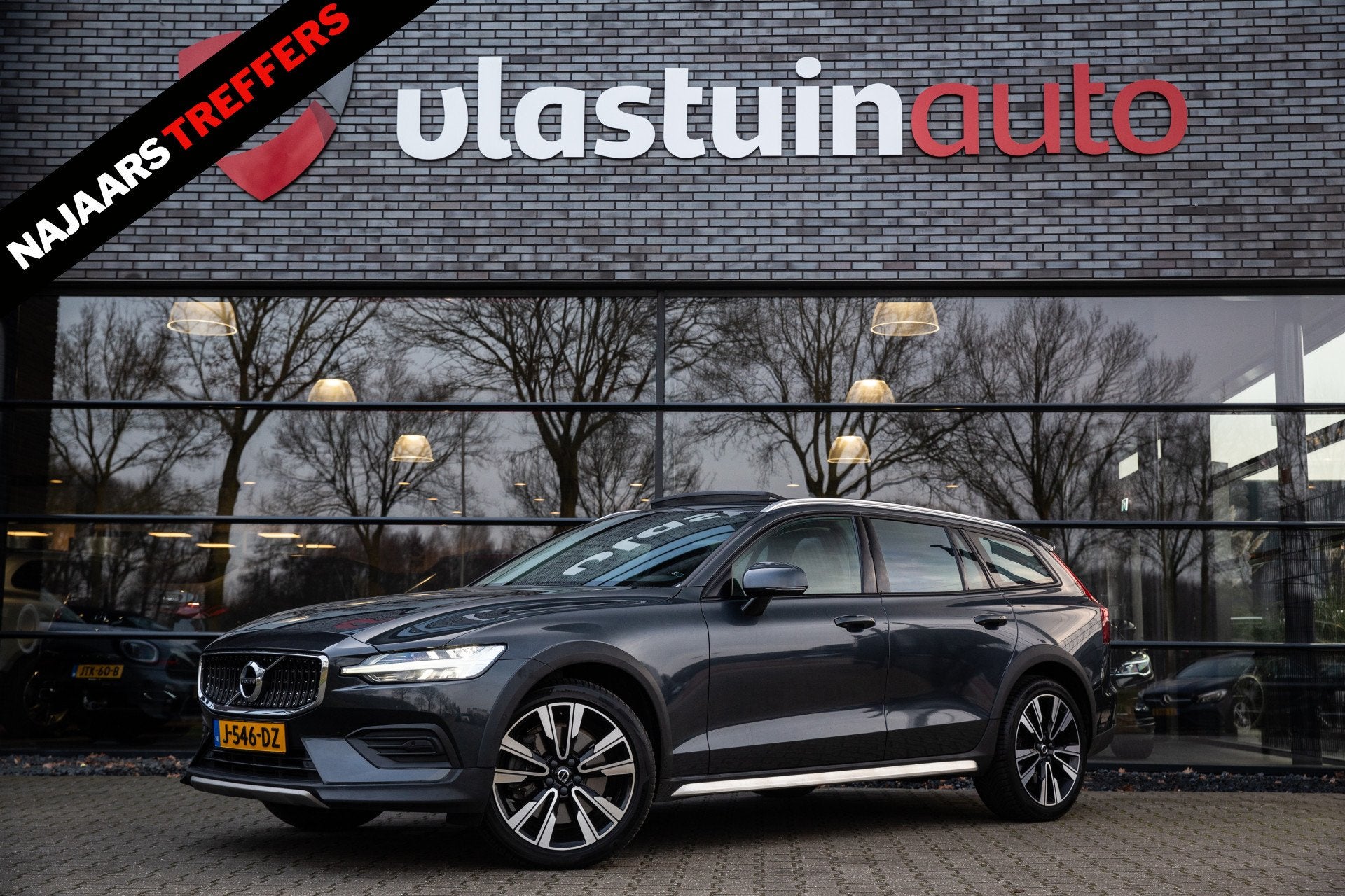 Volvo V60 Cross Country 2.0 T5 AWD Inscription , Pano, H&K,, Automaat, Adaptive Cruise Control, Vierwielaandrijving, Zilver of Grijs