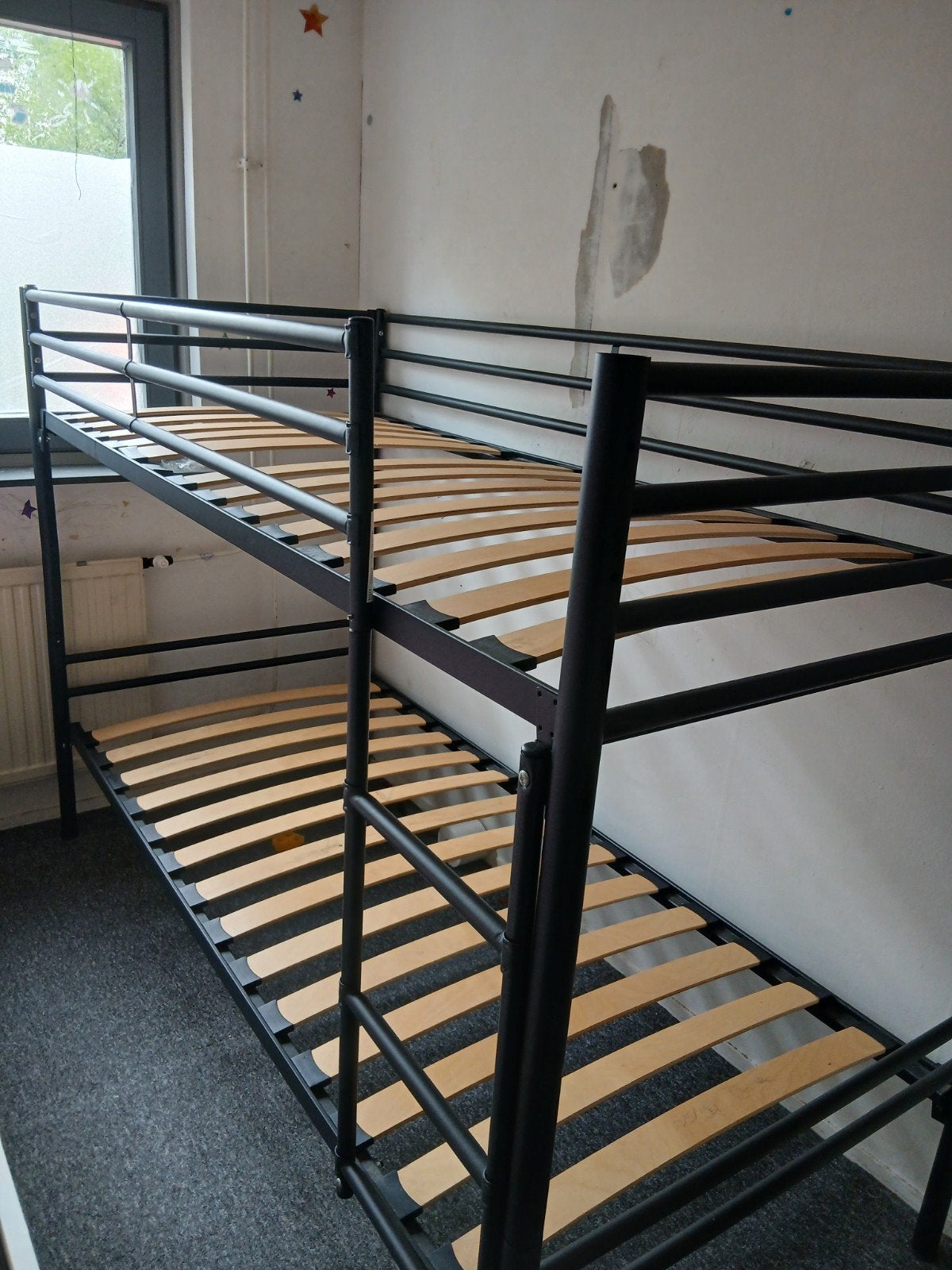 Stapelbed 90x200 Zwart + 2 Lattenbodems - Zo goed als nieuw, Ophalen