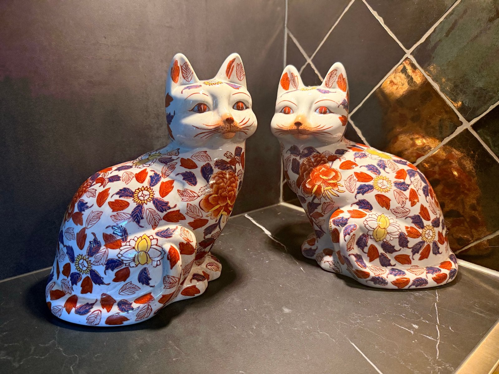 Set van 2 handgeschilderde Chinese kattenbeelden, Imari-stij, Antiek en Kunst, Antiek | Keramiek en Aardewerk, Ophalen