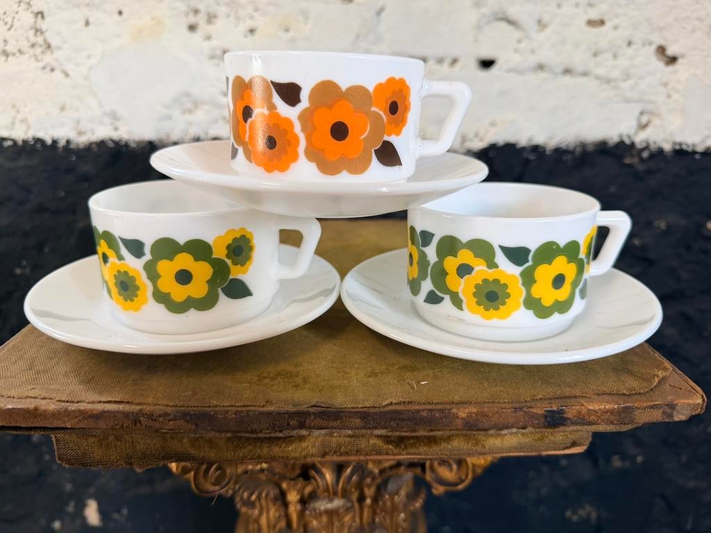 Set 3 vintage Arcopal kop en schotels lotus geel en oranje, Huis en Inrichting, Keuken | Servies, Gebruikt, Ophalen of Verzenden
