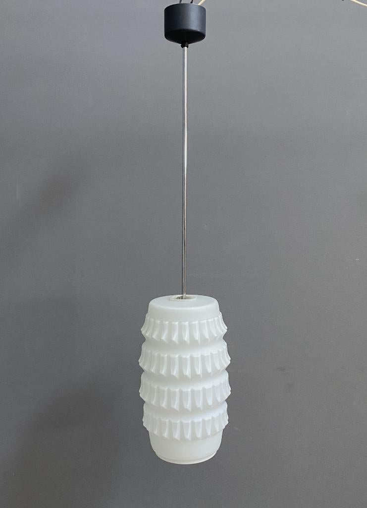 60 jaren pendel Hang lamp melkwit Opaline puntige glas kap, Huis en Inrichting, Lampen | Hanglampen, Gebruikt, Vintage, Ophalen of Verzenden