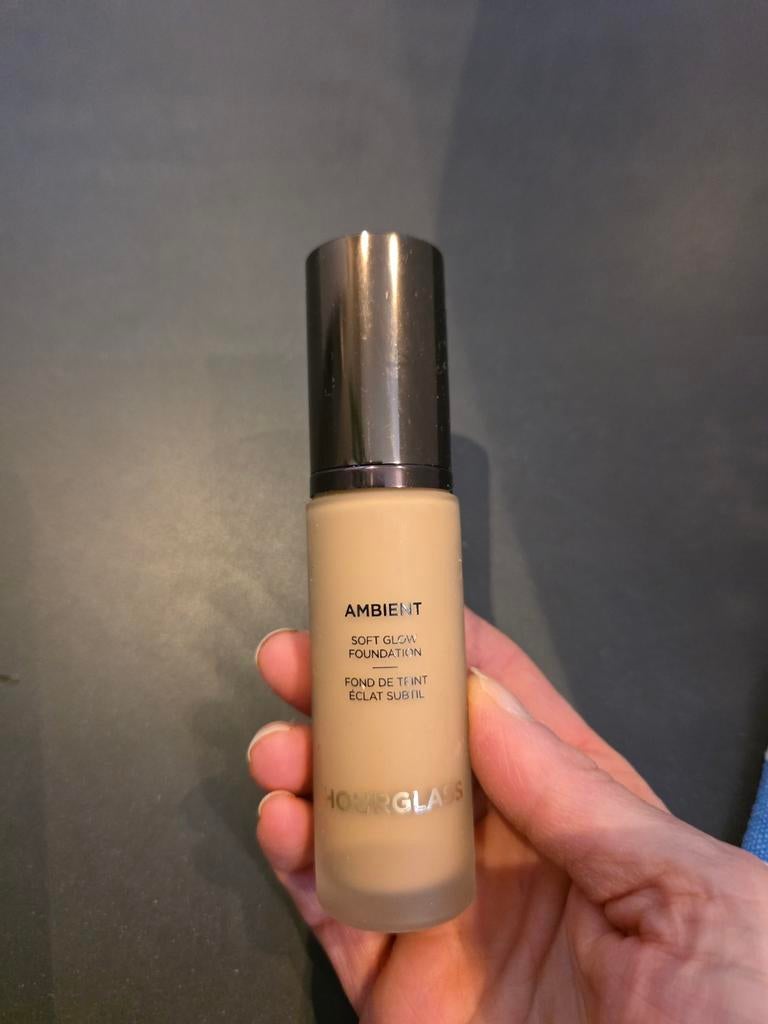 Hourglass soft glow foundation, Sieraden, Tassen en Uiterlijk, Uiterlijk | Cosmetica en Make-up, Gehele gezicht, Beige, Ophalen of Verzenden