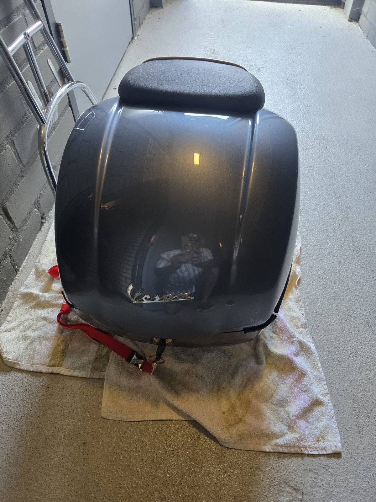 Vespa Topkoffer Grijs met Rugsteun en Bagagerek, Ophalen, Gebruikt, Koffer, Vespa