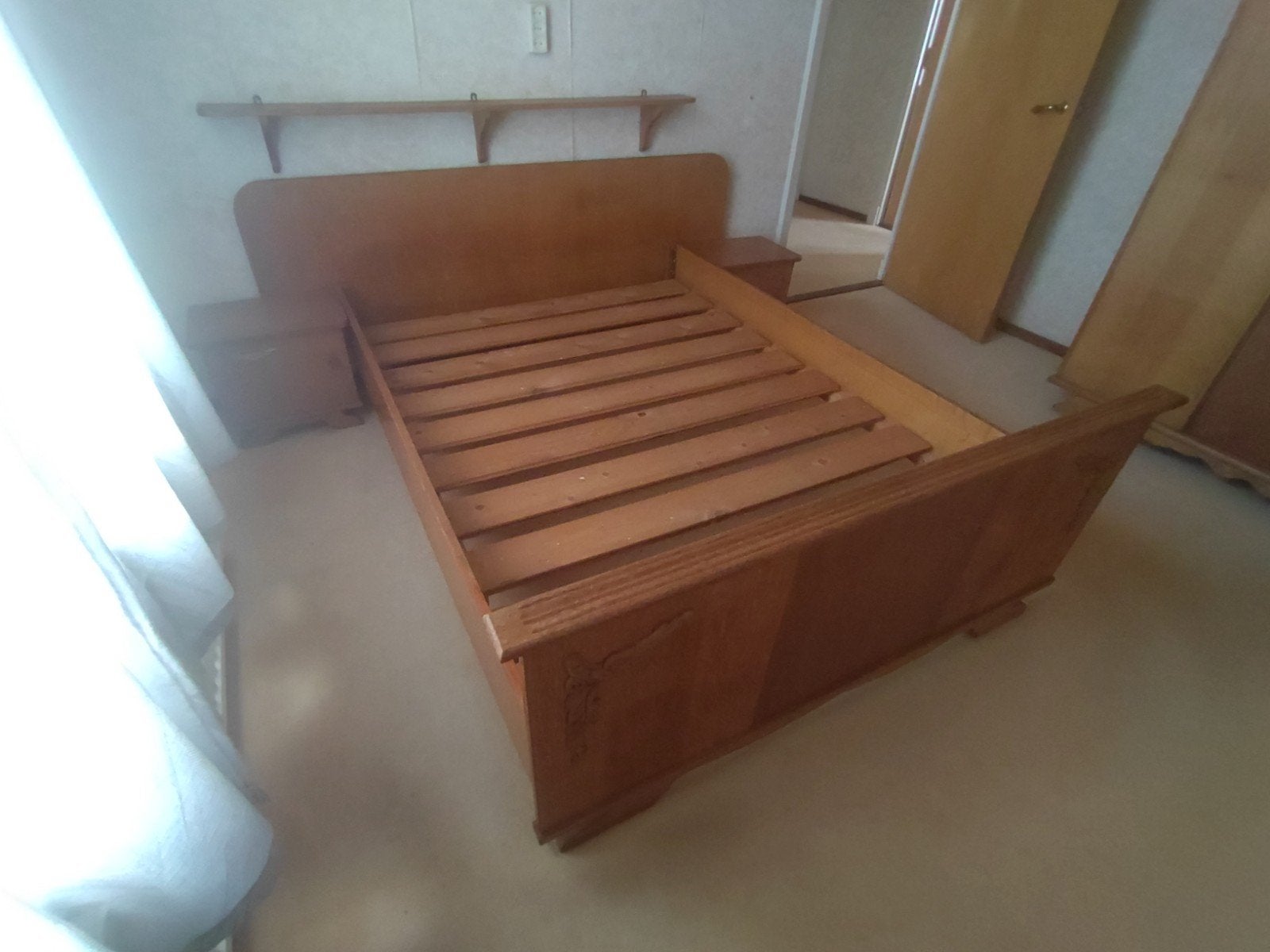 Bed met matras 130x190 en nachtkastjes, Huis en Inrichting, Slaapkamer | Bedden, Ophalen, Gebruikt, Bruin, 190 cm of minder