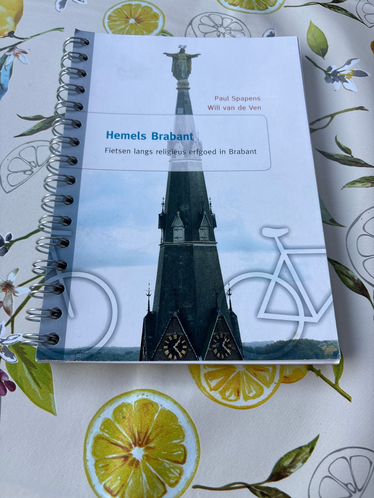 Hemels Brabant: Fietsen langs religieus erfgoed, Ophalen of Verzenden, Zo goed als nieuw, Overige onderwerpen