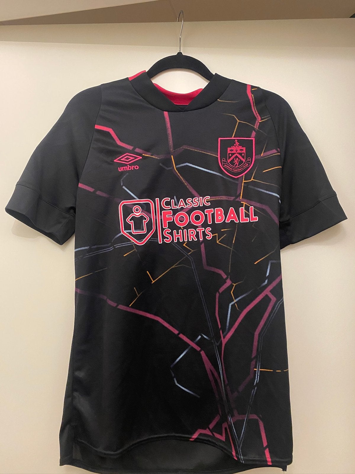 Burnley 3e tenue met handtekening, Verzamelen, Sportartikelen en Voetbal, Ophalen of Verzenden, Zo goed als nieuw, Buitenlandse clubs