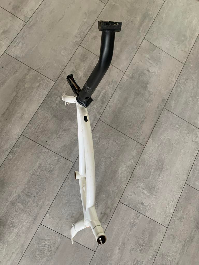 Fietsframe met zadelpen - Wit/Zwart, Fietsen en Brommers, Fietsonderdelen, Frame, Gebruikt, Ophalen of Verzenden, Aluminium